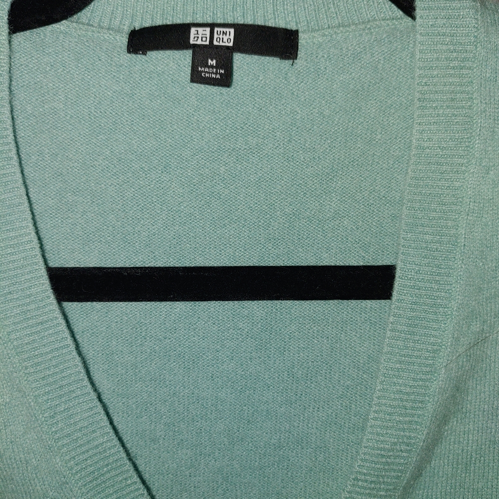 Uniqlo Women's V-Neck Sweater in Soft Teal